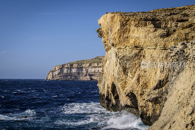 马耳他戈佐岛Dwejra Point，前“蔚蓝之窗”的原址，一座坍塌的石灰岩天然拱门